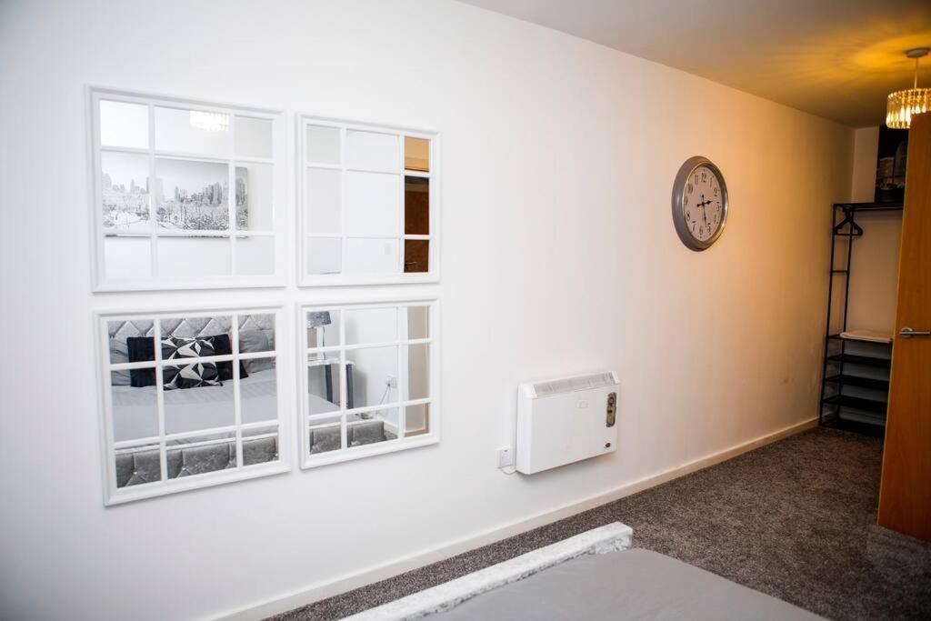 Stylish Two-Bedroom Salford Quays Apartment Manchester Luaran gambar
